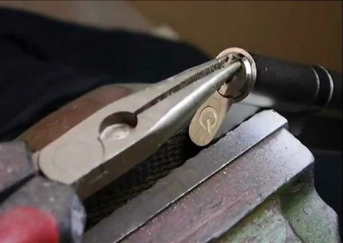 Доставание обломка ключа