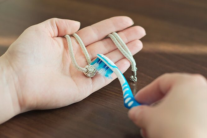 Как почистить цепочку из серебра зубной пастой