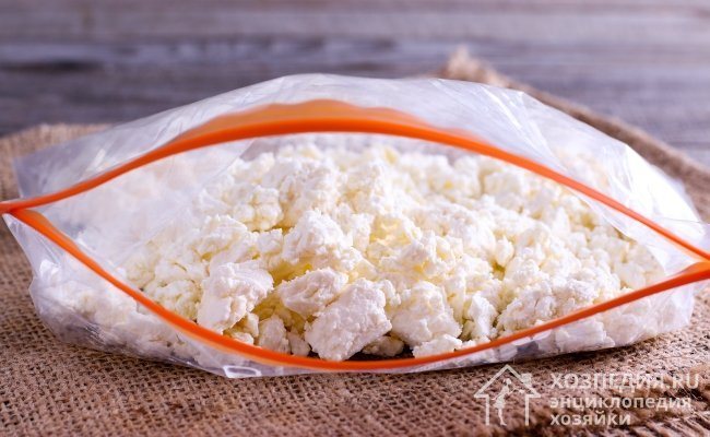 Творог хорошо переносит заморозку, не теряя при этом свои вкусовые качества и питательные свойства. Чтобы сохранить продукт, поместите его в пакет с зип-застежкой и разместите в морозильной камере
